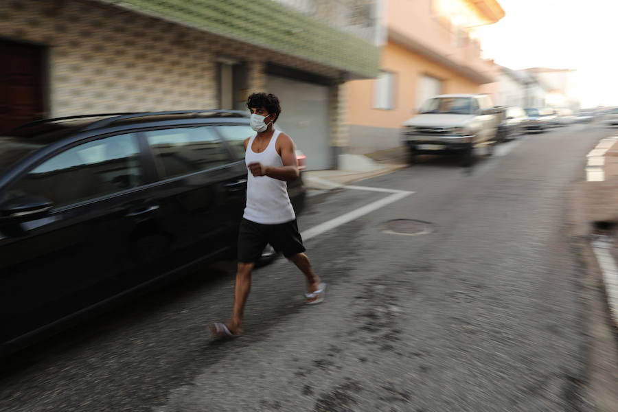 El incendio del Algarve portugués continúa su avance alimentado por el viento y la complicada orografía del terreno, donde más de un millar de bomberos buscan la fórmula para frenarlo tras quemar miles de hectáreas.