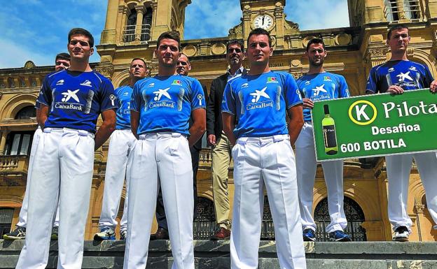 En la fila de atrás, Irribarria, Olaizola II, Cristóbal (CaixaBank), el alcalde Eneko Goia, Albisu y Rezusta. Delante, Zabaleta, Arteaga II y Ander Imaz.