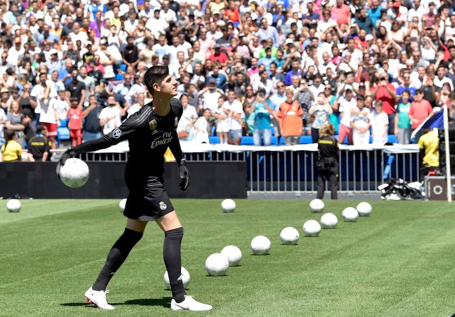 El belga ha sido presentado en el palco de honor del Santiago Bernabéu como nuevo portero del Real Madrid. A continuación ha pisado el césped con su nueva camiseta. 