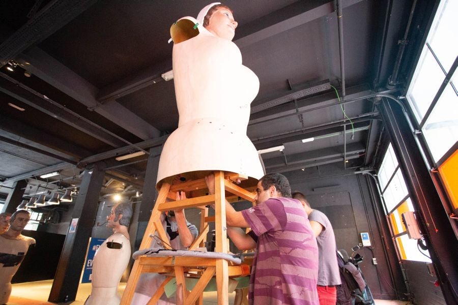 Los ocho gigantes de la Asociación Itzurun ultiman los detalles para desfilar por las calles donostiarras a partir de este sábado. 