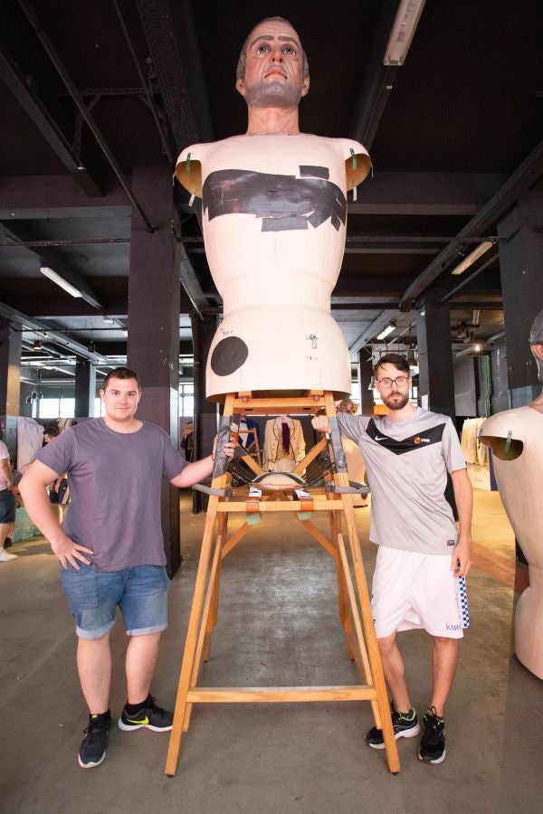 Los ocho gigantes de la Asociación Itzurun ultiman los detalles para desfilar por las calles donostiarras a partir de este sábado. 