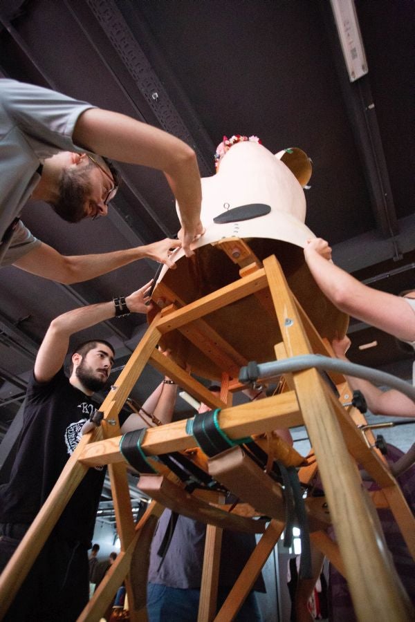Los ocho gigantes de la Asociación Itzurun ultiman los detalles para desfilar por las calles donostiarras a partir de este sábado. 