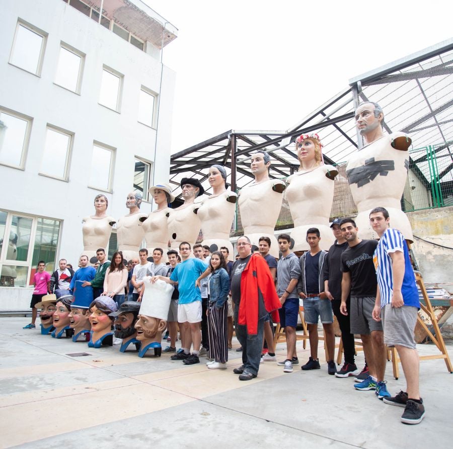Los ocho gigantes de la Asociación Itzurun ultiman los detalles para desfilar por las calles donostiarras a partir de este sábado. 