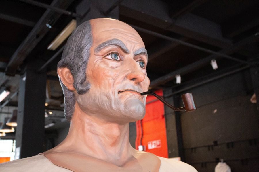 Los ocho gigantes de la Asociación Itzurun ultiman los detalles para desfilar por las calles donostiarras a partir de este sábado. 