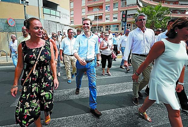 Pablo Casado visitó ayer Santa Pola para recordar a las dos personas asesinadas por ETA en 2002.
