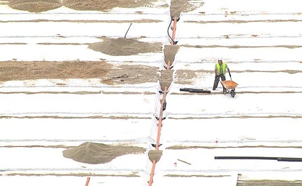 Instalación de los tubos de drenaje del campo