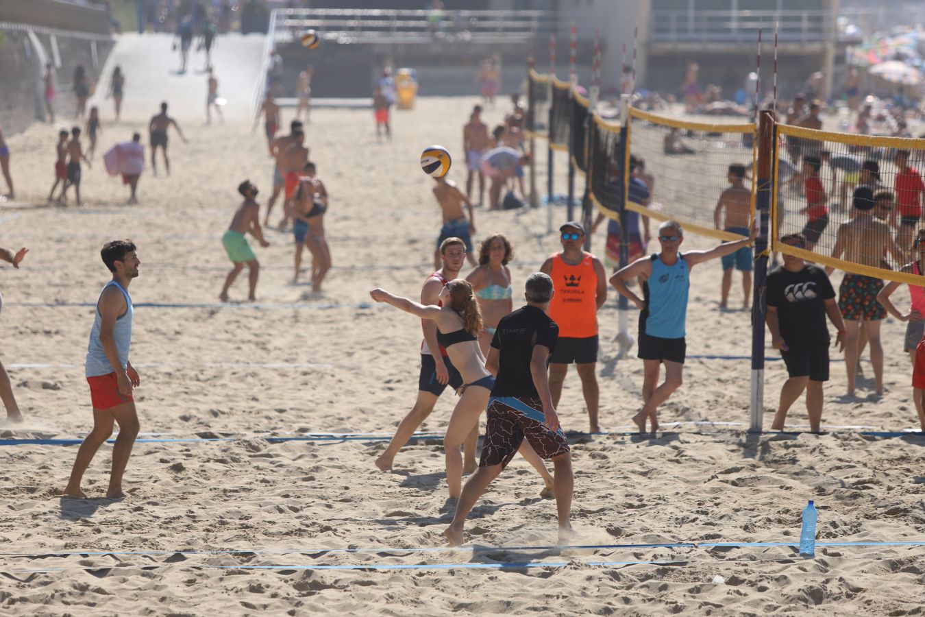 El torneo de rugby que se ha celebrado en la Zurriola ha sido una de las actividades iniciales de la Semana Grande Donostiarra