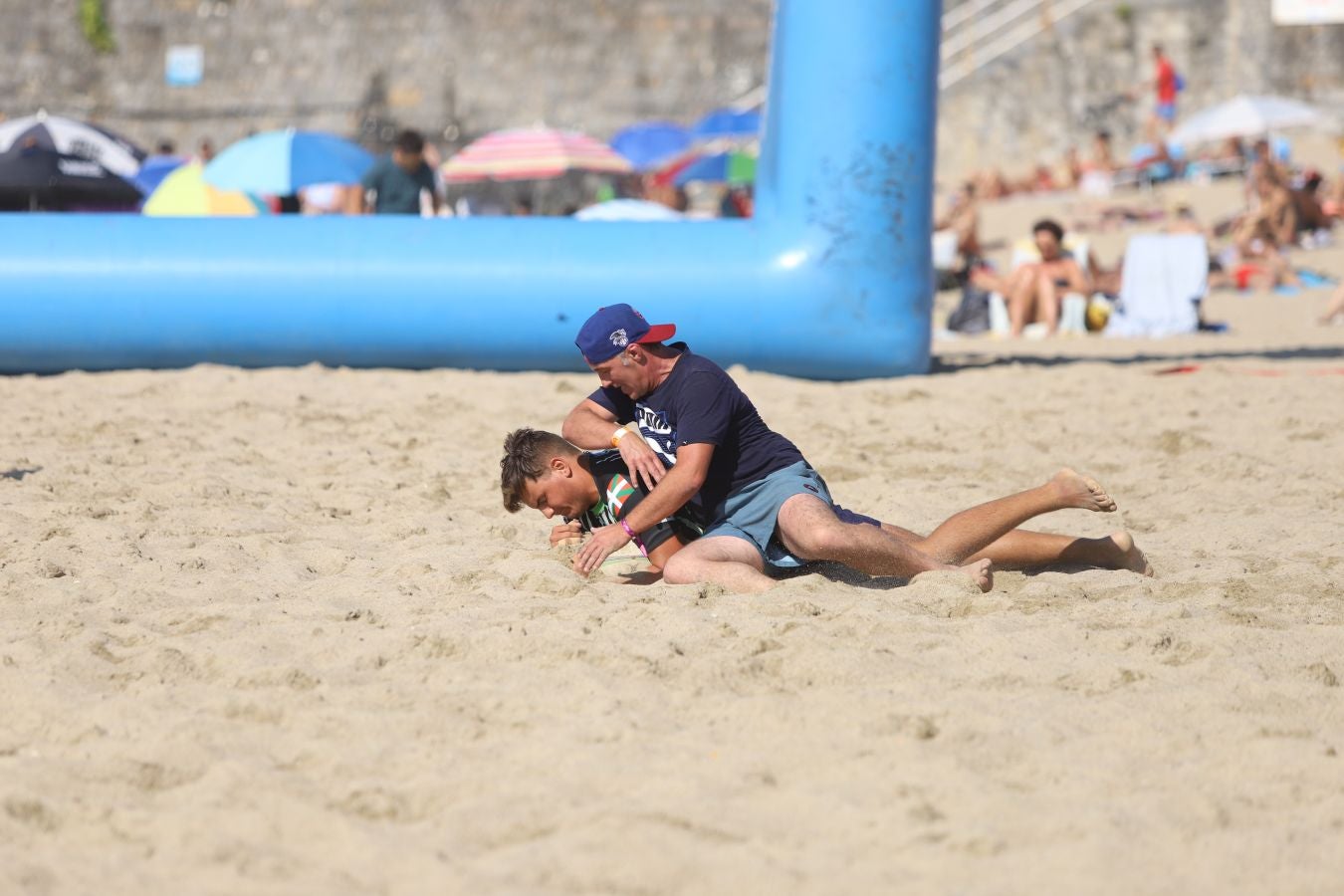 El torneo de rugby que se ha celebrado en la Zurriola ha sido una de las actividades iniciales de la Semana Grande Donostiarra