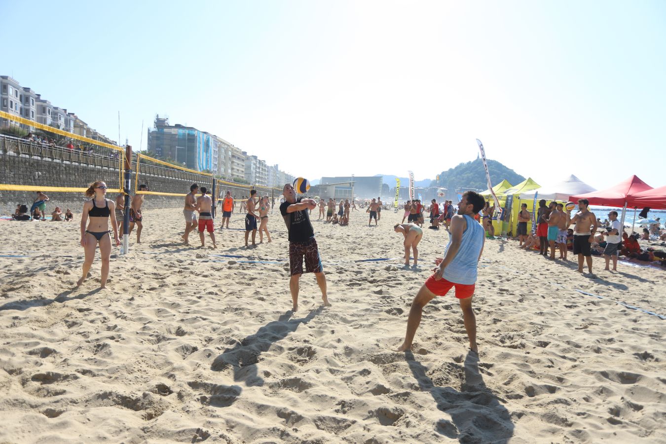 El torneo de rugby que se ha celebrado en la Zurriola ha sido una de las actividades iniciales de la Semana Grande Donostiarra