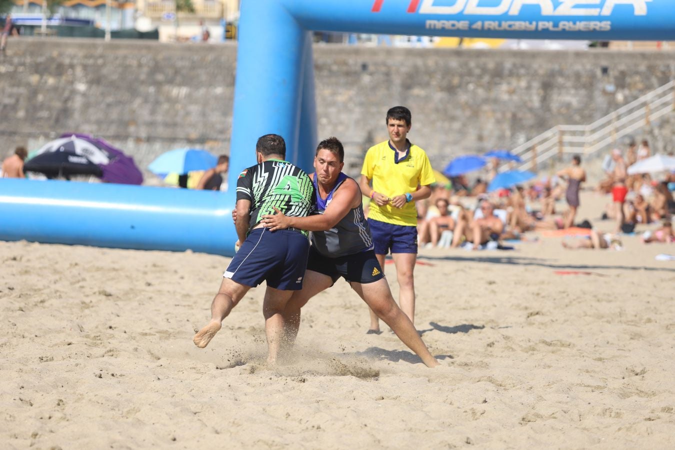 El torneo de rugby que se ha celebrado en la Zurriola ha sido una de las actividades iniciales de la Semana Grande Donostiarra