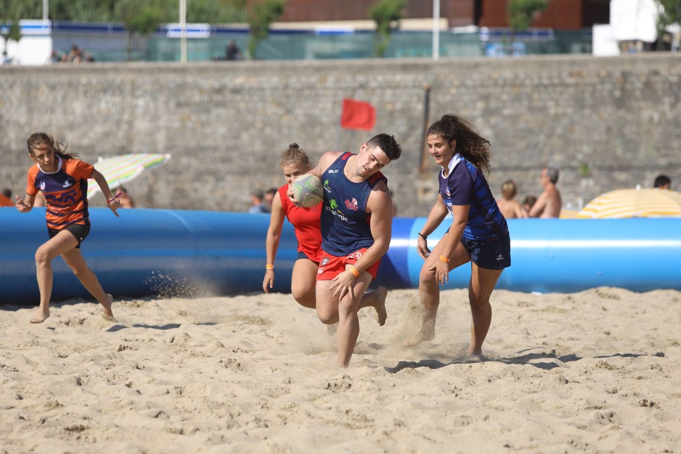 El torneo de rugby que se ha celebrado en la Zurriola ha sido una de las actividades iniciales de la Semana Grande Donostiarra