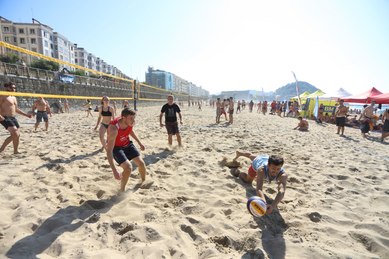 El torneo de rugby que se ha celebrado en la Zurriola ha sido una de las actividades iniciales de la Semana Grande Donostiarra