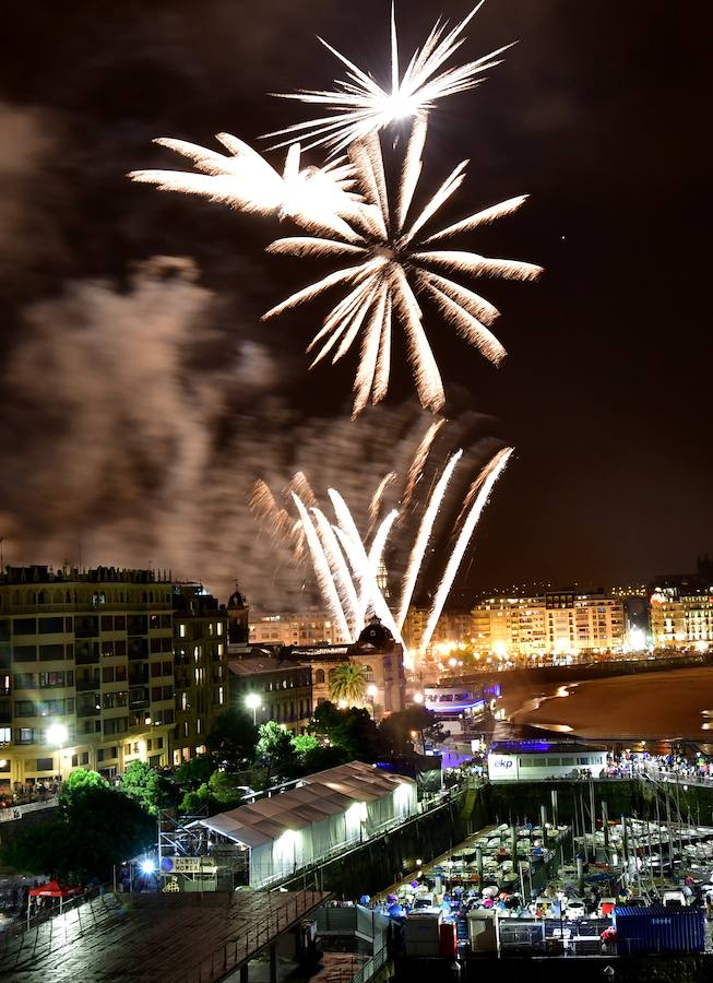La pirotecnia Hamex debuta en el cielo donostiarra en una noche en la que la lluvia ha sido también protagonista