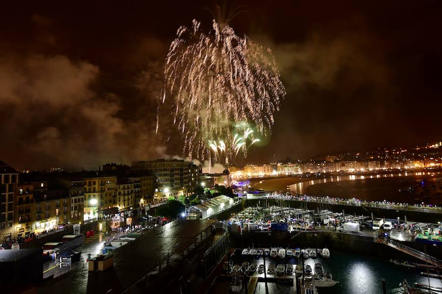La pirotecnia Hamex debuta en el cielo donostiarra en una noche en la que la lluvia ha sido también protagonista