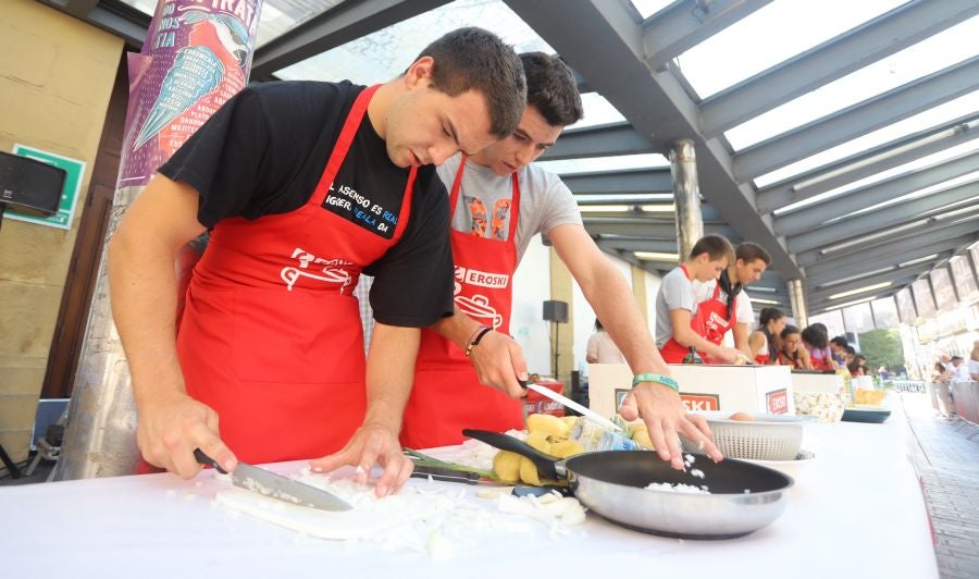 Dentro de los Concursos gastronómicos de la Semana Grande, este domingo 12 de agosto, se ha celebrado el concurso de tortilla de patata en la Bretxa.