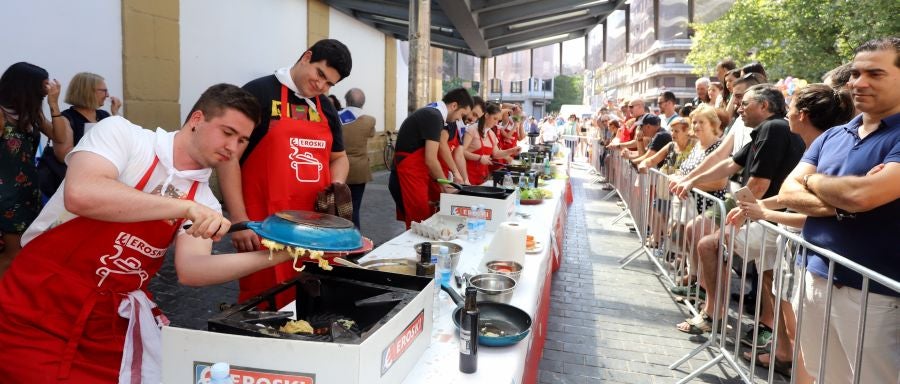 Dentro de los Concursos gastronómicos de la Semana Grande, este domingo 12 de agosto, se ha celebrado el concurso de tortilla de patata en la Bretxa.