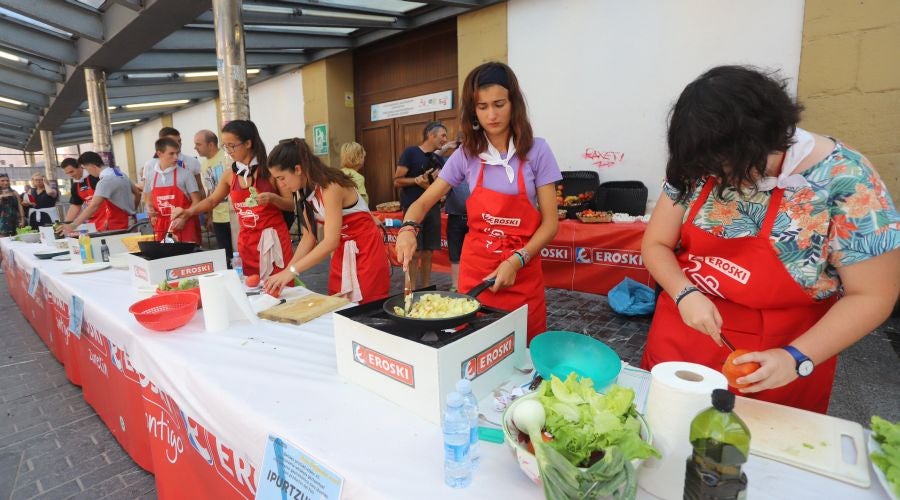 Dentro de los Concursos gastronómicos de la Semana Grande, este domingo 12 de agosto, se ha celebrado el concurso de tortilla de patata en la Bretxa.