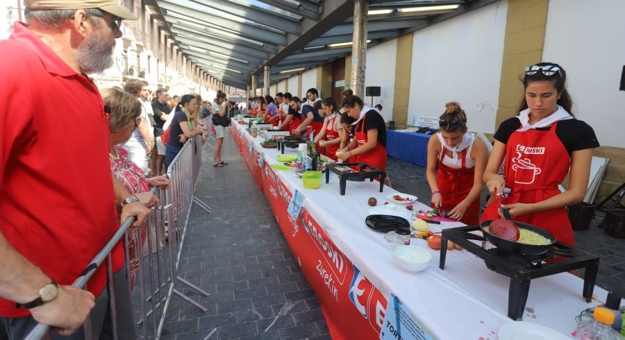 Dentro de los Concursos gastronómicos de la Semana Grande, este domingo 12 de agosto, se ha celebrado el concurso de tortilla de patata en la Bretxa.