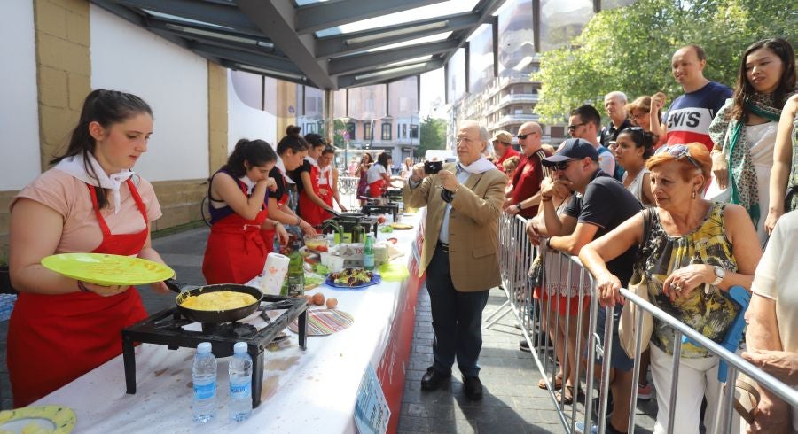 Dentro de los Concursos gastronómicos de la Semana Grande, este domingo 12 de agosto, se ha celebrado el concurso de tortilla de patata en la Bretxa.