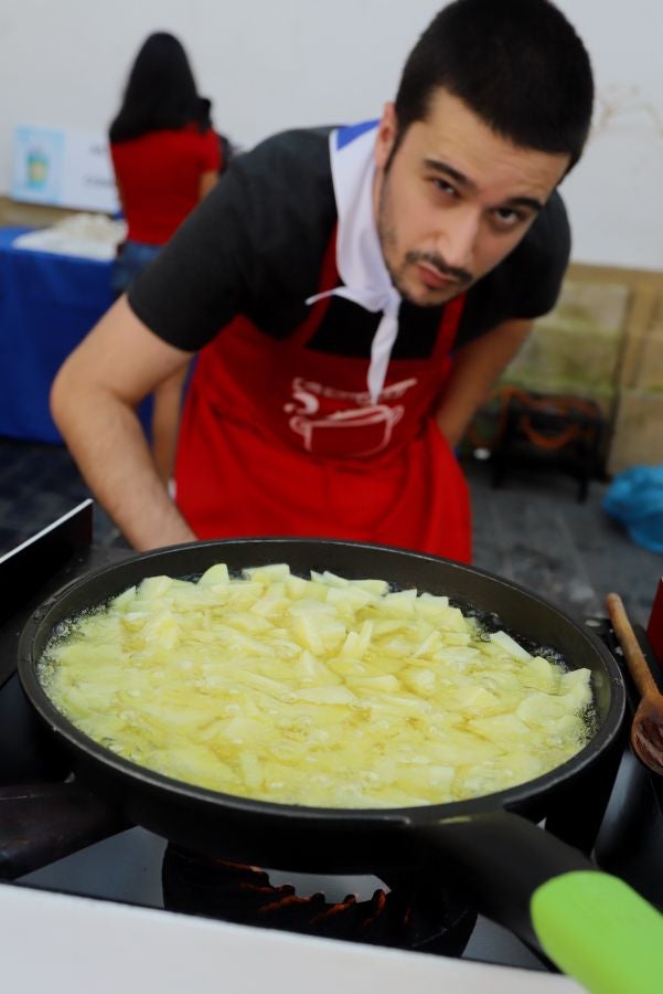 Dentro de los Concursos gastronómicos de la Semana Grande, este domingo 12 de agosto, se ha celebrado el concurso de tortilla de patata en la Bretxa.