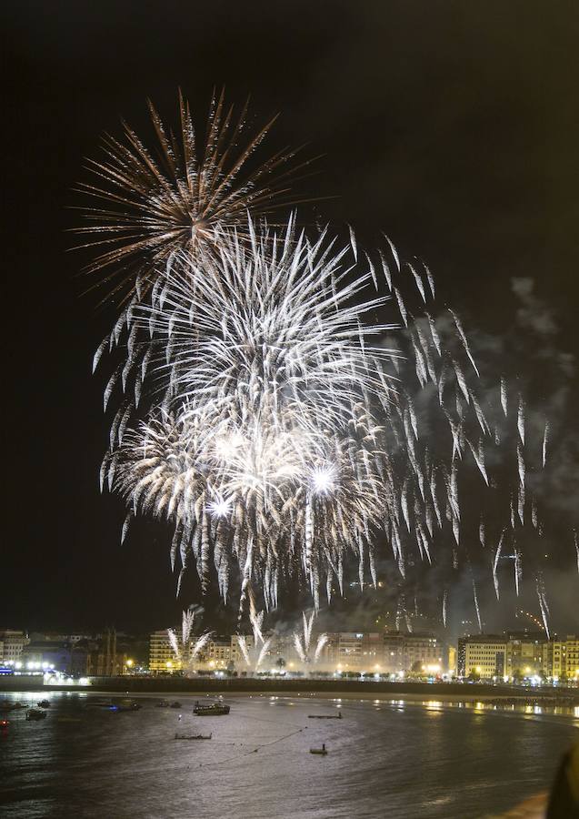 La empresa que se llevó la Concha de Oro en 2011, ha sido la encargada de los fuegos artificiales de este lunes