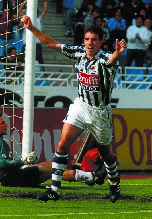 La mayor goleada (12/05/96). Luis Pérez festeja uno de sus tantos en la goleada ante el Albacete (8-1). 
