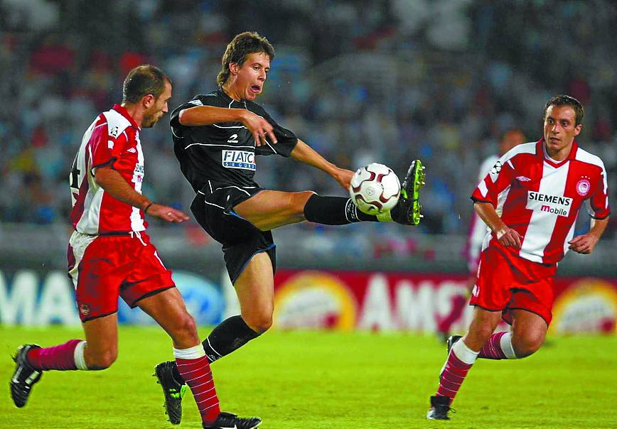Estreno en Champions (17/09/03). Aranburu controla el balón contra el Olympiacos. 