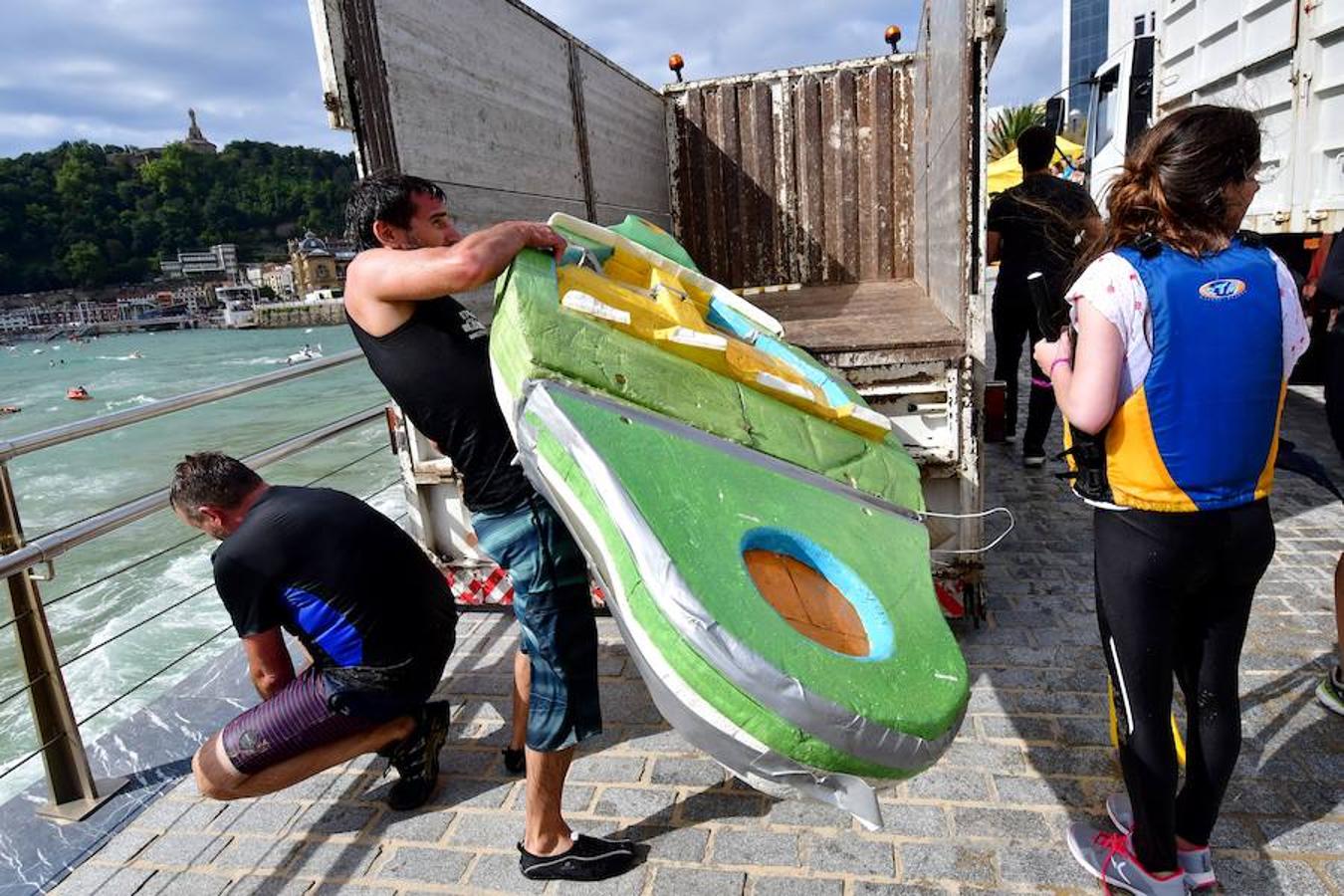 Eguraldia ez dute izan eta beraien alde, baina burutu dituzte lanak. Dena prest dago Flamenkan bazkaldu eta gero portutik Kontxako hondartzarako bidea egiteko