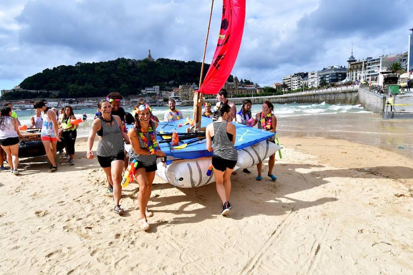 Eguraldia ez dute izan eta beraien alde, baina burutu dituzte lanak. Dena prest dago Flamenkan bazkaldu eta gero portutik Kontxako hondartzarako bidea egiteko