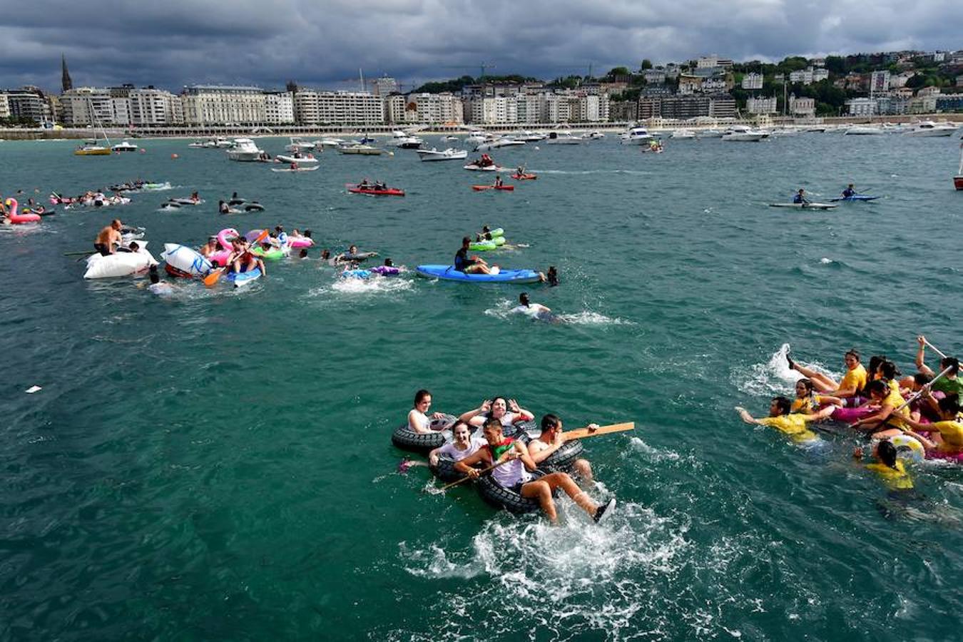 Eguraldia ez dute izan eta beraien alde, baina burutu dituzte lanak. Dena prest dago Flamenkan bazkaldu eta gero portutik Kontxako hondartzarako bidea egiteko