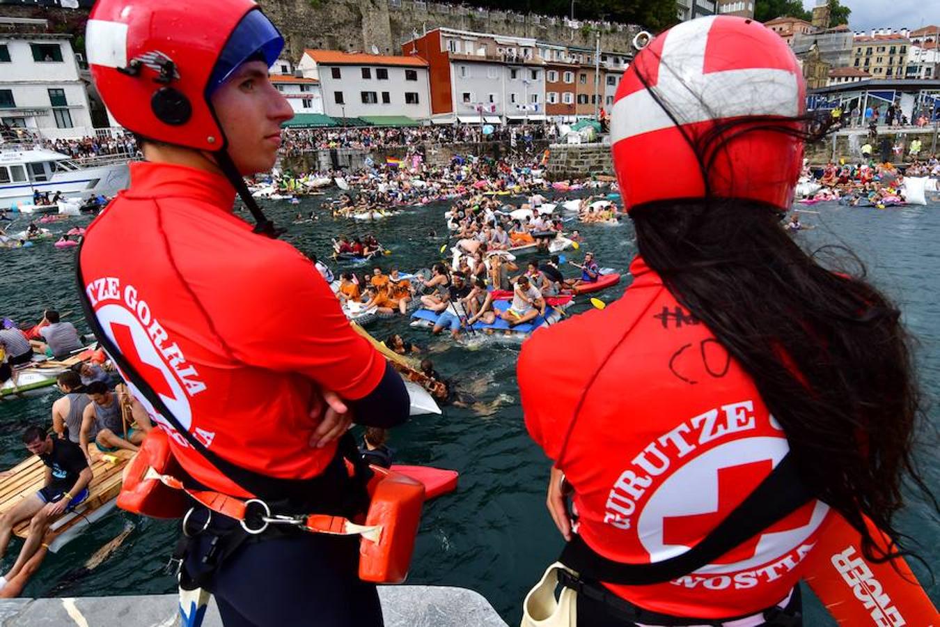 Eguraldia ez dute izan eta beraien alde, baina burutu dituzte lanak. Dena prest dago Flamenkan bazkaldu eta gero portutik Kontxako hondartzarako bidea egiteko