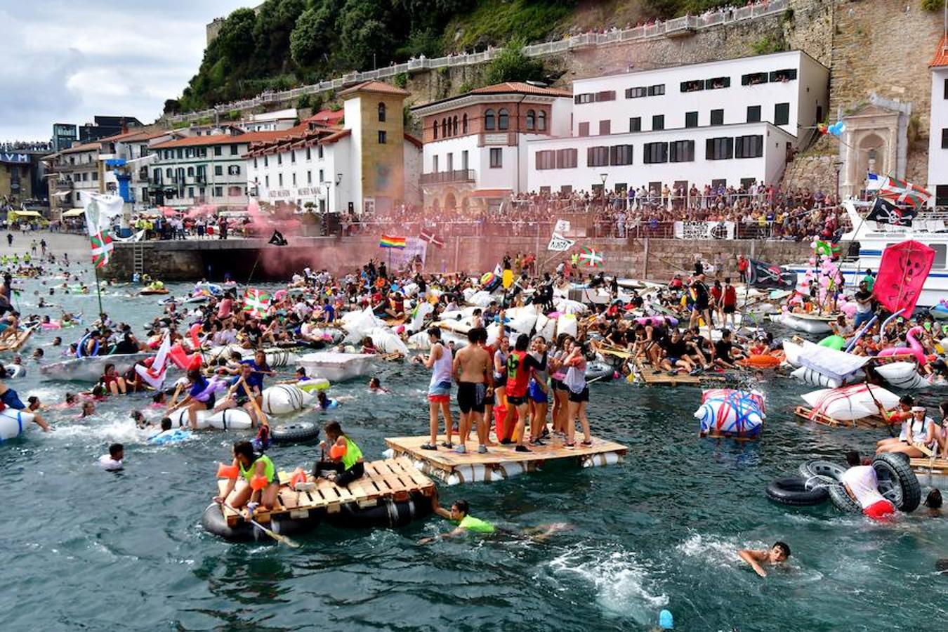Eguraldia ez dute izan eta beraien alde, baina burutu dituzte lanak. Dena prest dago Flamenkan bazkaldu eta gero portutik Kontxako hondartzarako bidea egiteko