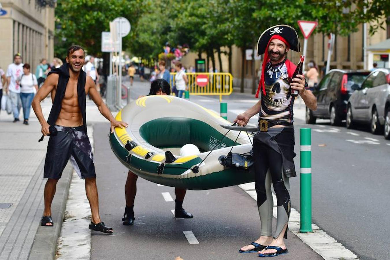 Eguraldia ez dute izan eta beraien alde, baina burutu dituzte lanak. Dena prest dago Flamenkan bazkaldu eta gero portutik Kontxako hondartzarako bidea egiteko