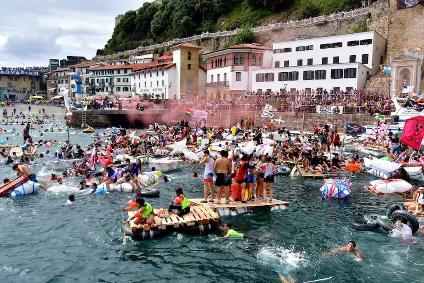 Eguraldia ez dute izan eta beraien alde, baina burutu dituzte lanak. Dena prest dago Flamenkan bazkaldu eta gero portutik Kontxako hondartzarako bidea egiteko