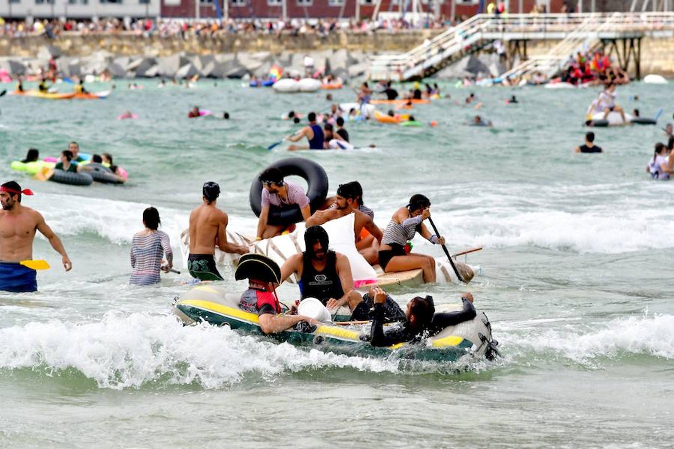 Eguraldia ez dute izan eta beraien alde, baina burutu dituzte lanak. Dena prest dago Flamenkan bazkaldu eta gero portutik Kontxako hondartzarako bidea egiteko
