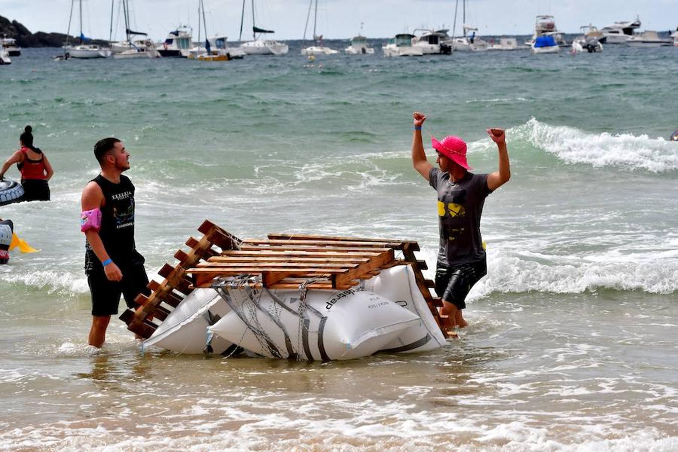 Eguraldia ez dute izan eta beraien alde, baina burutu dituzte lanak. Dena prest dago Flamenkan bazkaldu eta gero portutik Kontxako hondartzarako bidea egiteko