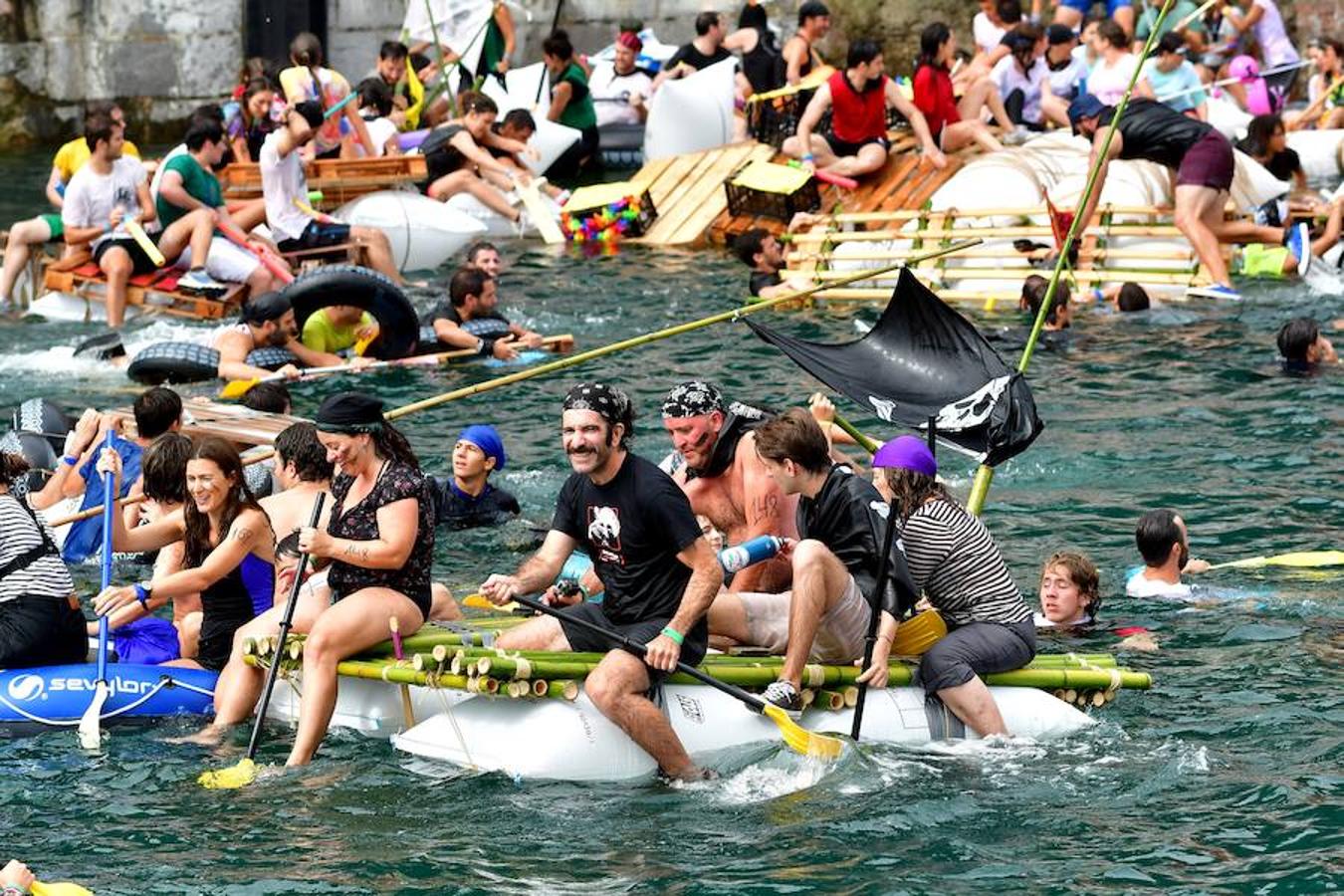 Eguraldia ez dute izan eta beraien alde, baina burutu dituzte lanak. Dena prest dago Flamenkan bazkaldu eta gero portutik Kontxako hondartzarako bidea egiteko