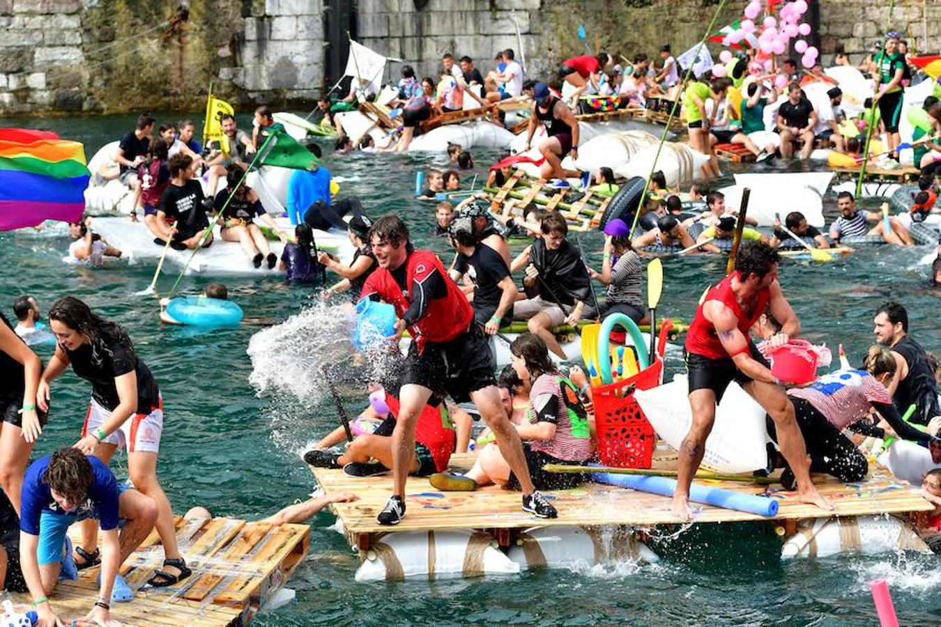Eguraldia ez dute izan eta beraien alde, baina burutu dituzte lanak. Dena prest dago Flamenkan bazkaldu eta gero portutik Kontxako hondartzarako bidea egiteko