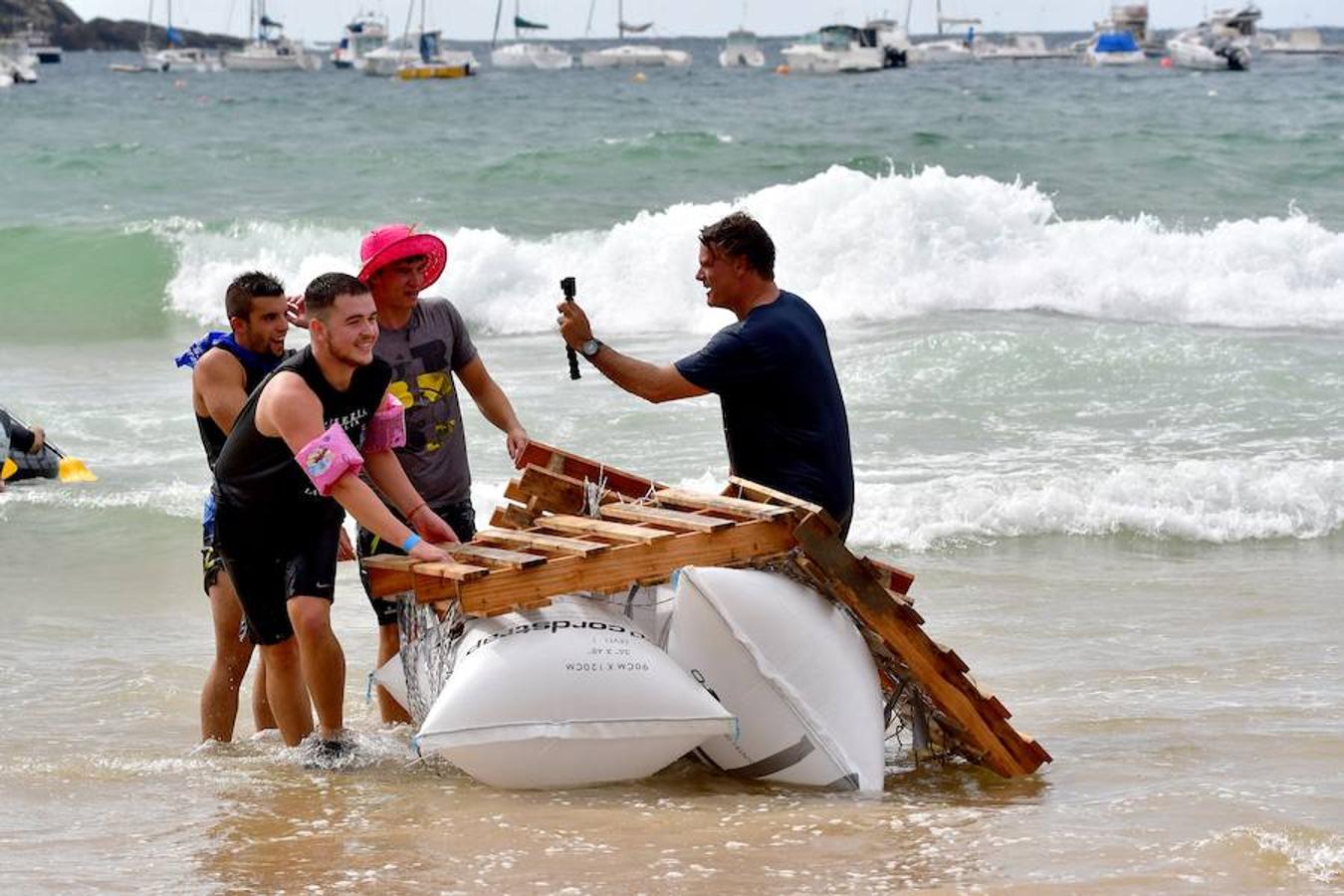 Eguraldia ez dute izan eta beraien alde, baina burutu dituzte lanak. Dena prest dago Flamenkan bazkaldu eta gero portutik Kontxako hondartzarako bidea egiteko