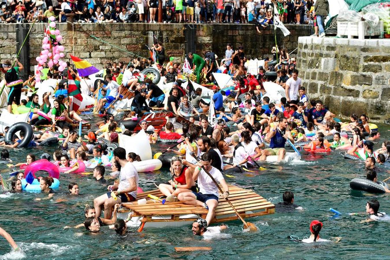 Eguraldia ez dute izan eta beraien alde, baina burutu dituzte lanak. Dena prest dago Flamenkan bazkaldu eta gero portutik Kontxako hondartzarako bidea egiteko