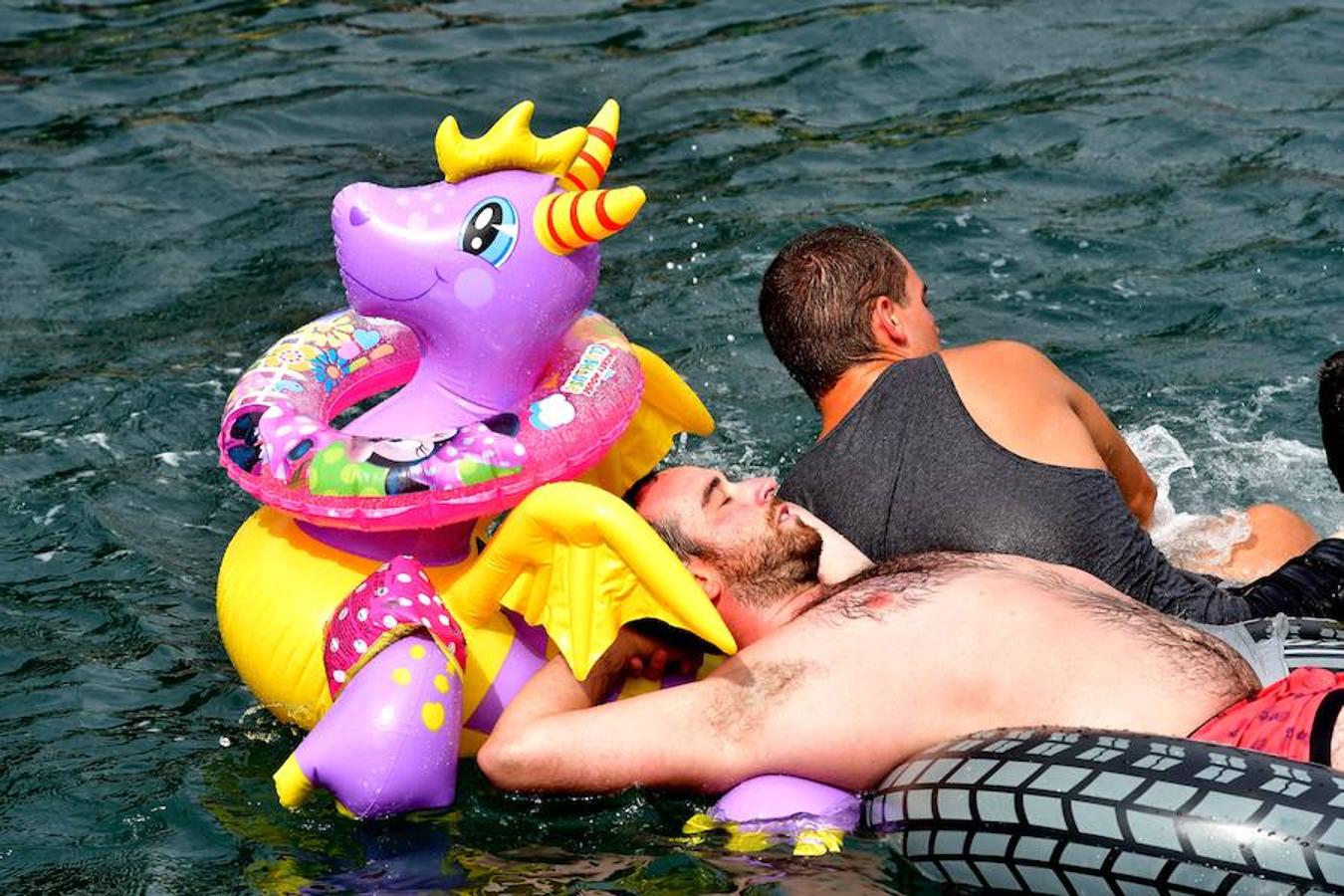 Eguraldia ez dute izan eta beraien alde, baina burutu dituzte lanak. Dena prest dago Flamenkan bazkaldu eta gero portutik Kontxako hondartzarako bidea egiteko