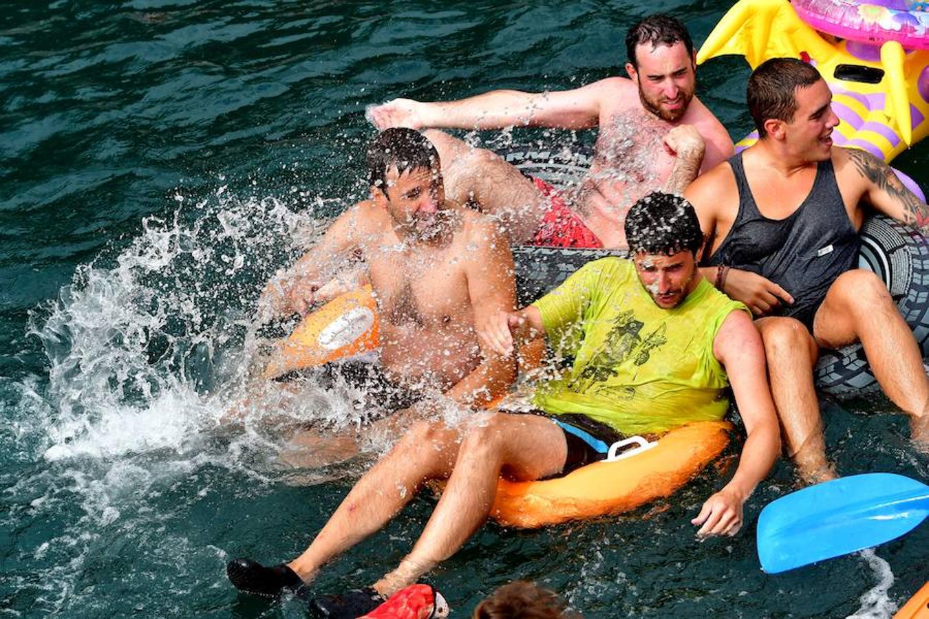 Eguraldia ez dute izan eta beraien alde, baina burutu dituzte lanak. Dena prest dago Flamenkan bazkaldu eta gero portutik Kontxako hondartzarako bidea egiteko