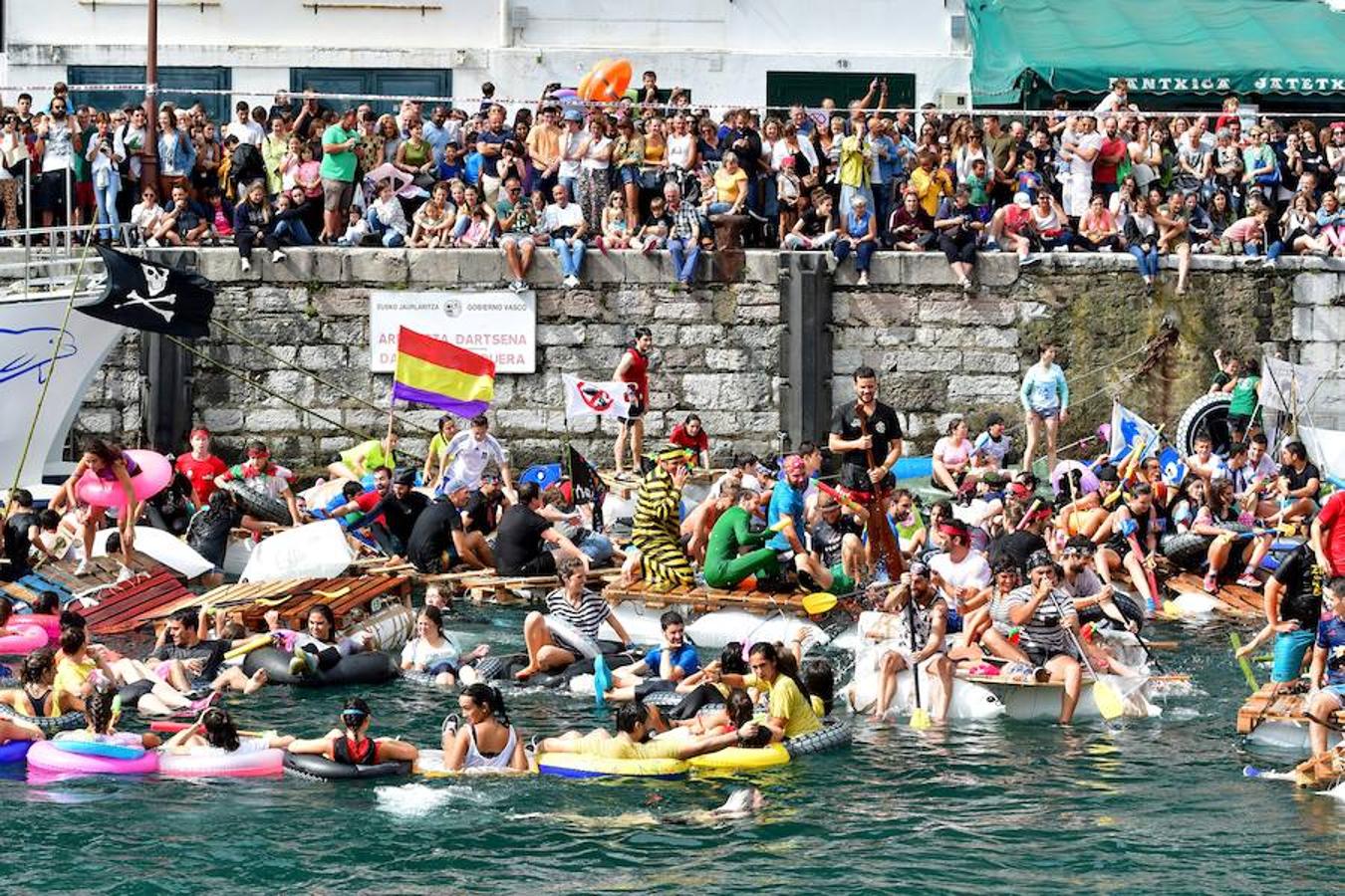 Eguraldia ez dute izan eta beraien alde, baina burutu dituzte lanak. Dena prest dago Flamenkan bazkaldu eta gero portutik Kontxako hondartzarako bidea egiteko