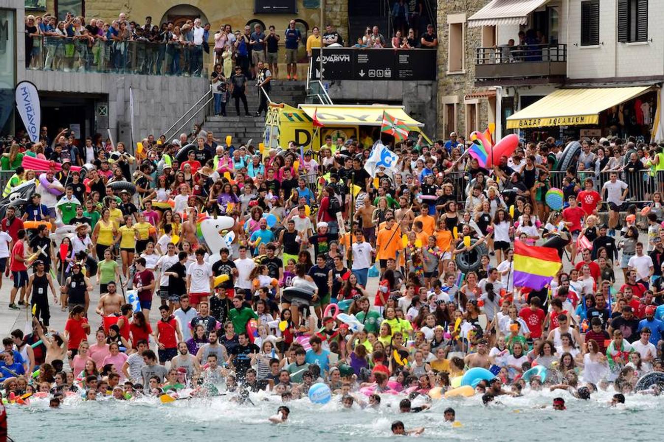 Eguraldia ez dute izan eta beraien alde, baina burutu dituzte lanak. Dena prest dago Flamenkan bazkaldu eta gero portutik Kontxako hondartzarako bidea egiteko