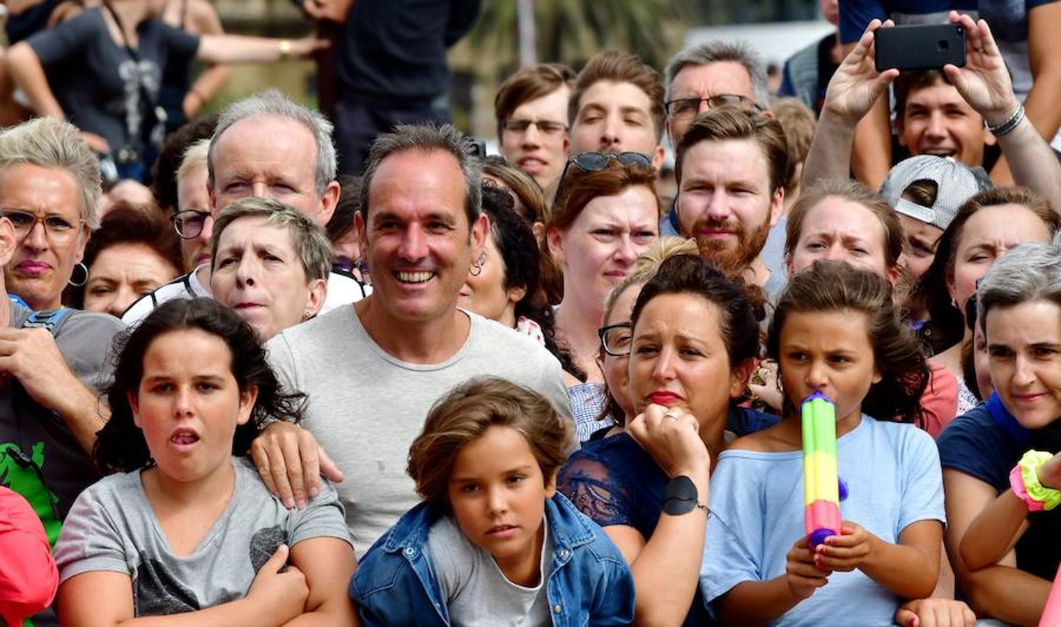 Eguraldia ez dute izan eta beraien alde, baina burutu dituzte lanak. Dena prest dago Flamenkan bazkaldu eta gero portutik Kontxako hondartzarako bidea egiteko