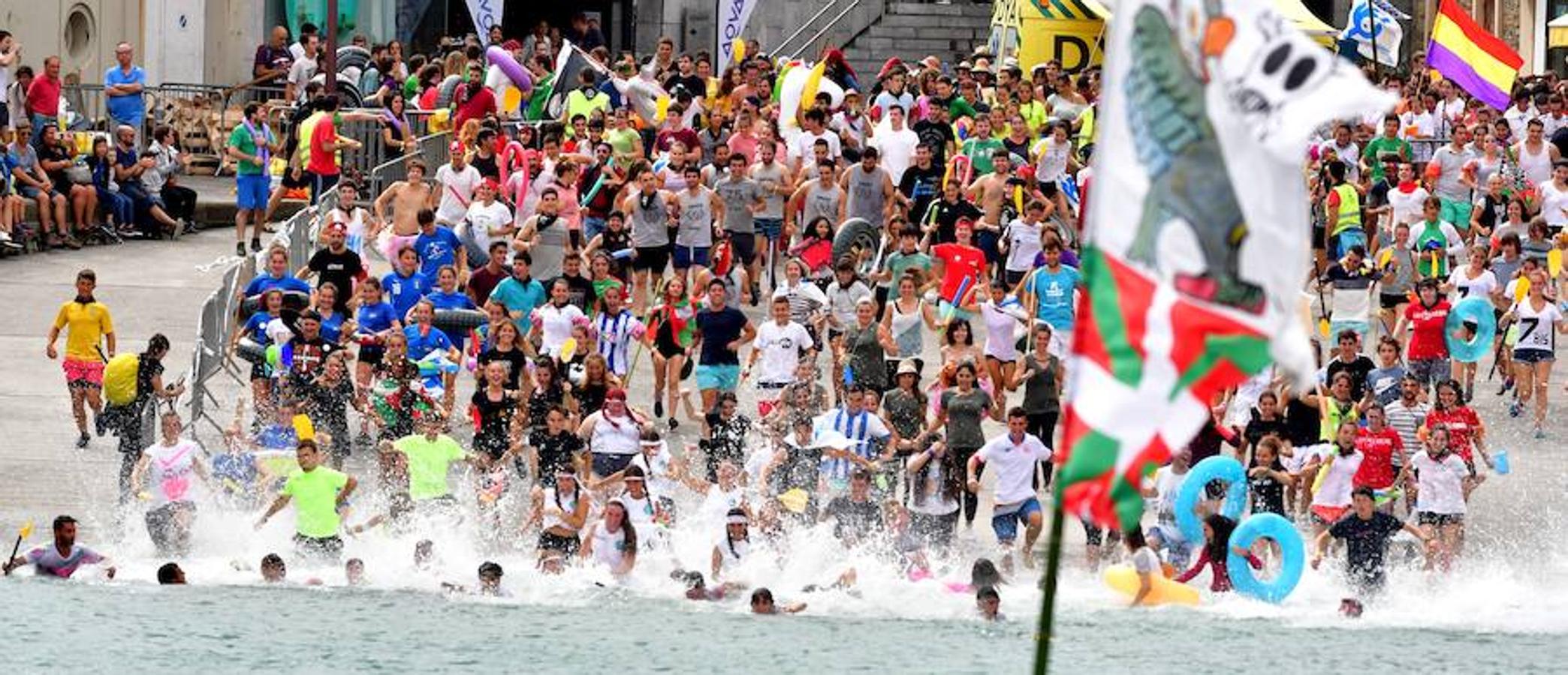 Eguraldia ez dute izan eta beraien alde, baina burutu dituzte lanak. Dena prest dago Flamenkan bazkaldu eta gero portutik Kontxako hondartzarako bidea egiteko