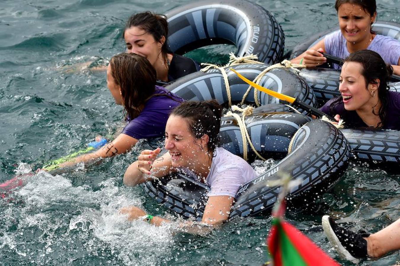 Eguraldia ez dute izan eta beraien alde, baina burutu dituzte lanak. Dena prest dago Flamenkan bazkaldu eta gero portutik Kontxako hondartzarako bidea egiteko
