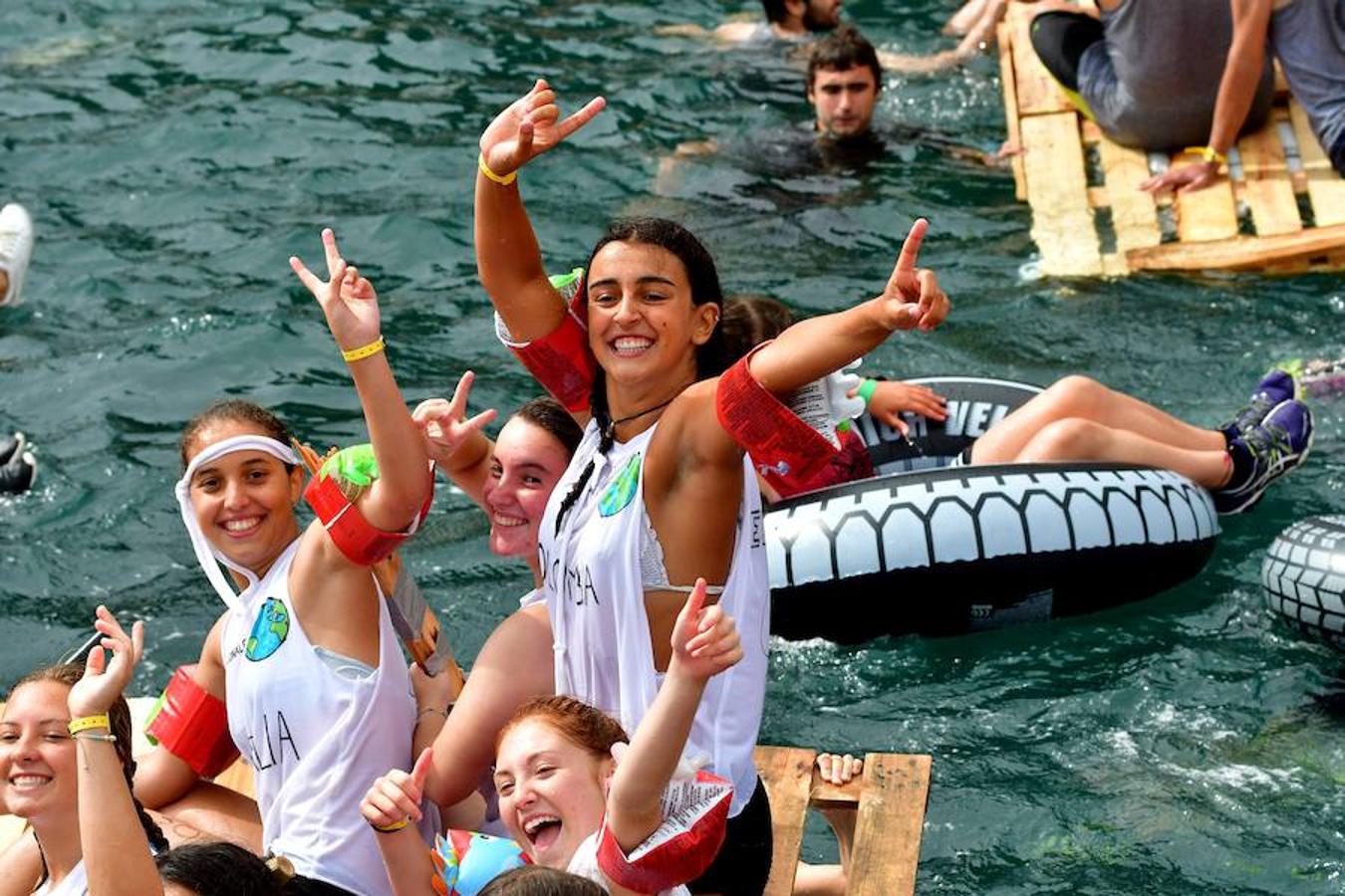 Eguraldia ez dute izan eta beraien alde, baina burutu dituzte lanak. Dena prest dago Flamenkan bazkaldu eta gero portutik Kontxako hondartzarako bidea egiteko