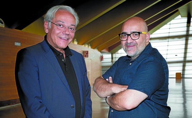 Paolo Arrivabeni, director musical y Joan Anton Rechi, director de escena, en el Kursaal donde esta tarde se representa de nuevo la ópera.