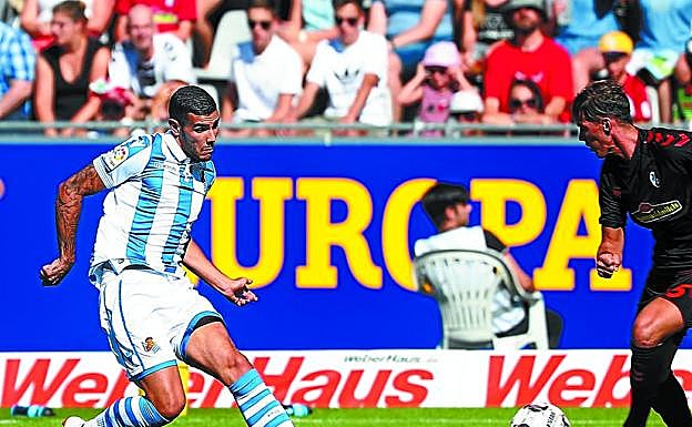 Theo realiza un pase en su debut como jugador de la Real Sociedad ayer ante el Friburgo. 